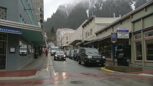 朱诺繁忙的街道，背景是山脉/朱诺，阿拉斯加，美国视频下载