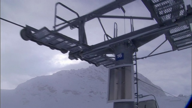WS POV移动滑雪缆车与山的背景/加尔图尔，蒂罗尔，奥地利视频素材