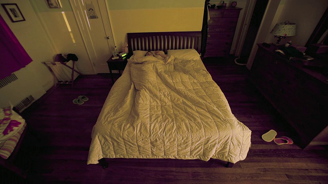 从晚上到白天，女人睡在床上的照片/纽约，美国纽约州视频下载