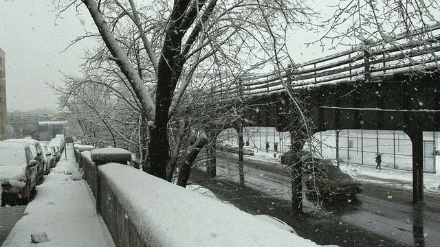 美国纽约州纽约市布朗克斯区，在暴风雪中，汽车和地铁通过大桥的城市交通视频素材