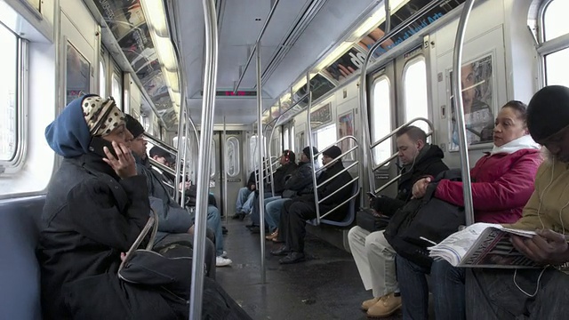 T/L MS通勤者坐在地铁/纽约市，纽约州，美国视频素材