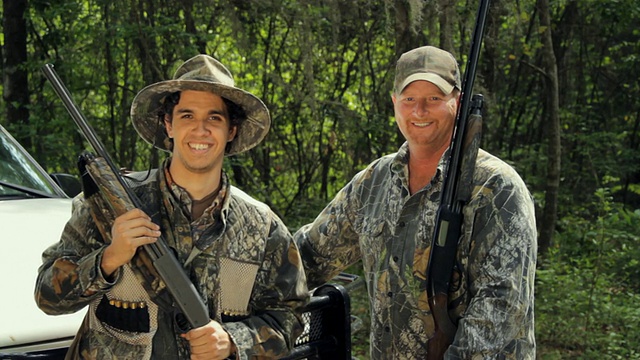 MS肖像两个猎人与步枪/麦迪逊，佛罗里达，美国视频下载