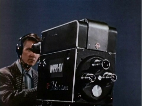 1956 MS DS。PAN摄影师摆动RCA炮塔镜头电视摄像机/美国视频下载