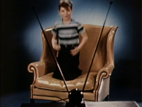 1956年美国WS男孩看电视时在靠背皮椅上跳上跳下视频下载
