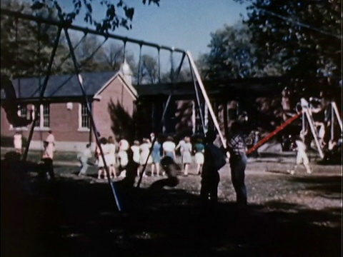1956年美国学校儿童在操场上玩耍视频素材