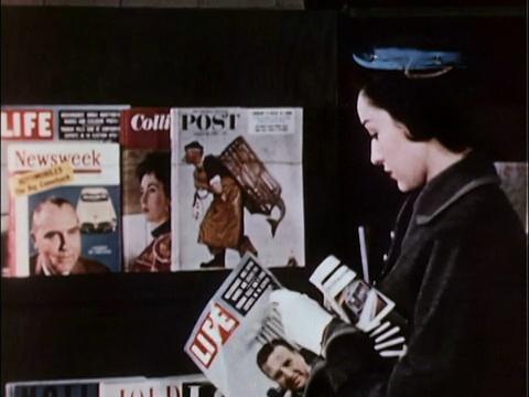 1956《女士在报摊杂志架上挑选杂志》/美国视频下载