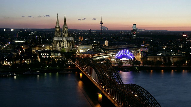 T/L WS HA城市景观，科隆大教堂和霍亨索伦大桥，黄昏到夜晚/科隆，北莱茵威斯特伐利亚，德国视频素材
