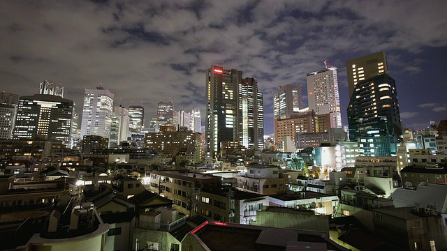从日本东京代代木住宅区看到的新宿商业区的WS T/L夜景视频素材