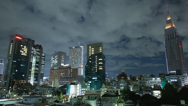 从日本东京代代木住宅区看到的新宿商业区和NTT DoCoMo通讯塔的WS T/L夜景视频素材