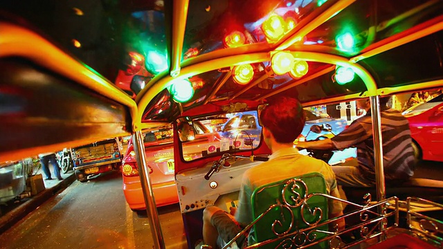 WS T/L POV出租车司机在泰国曼谷的街道上开着嘟嘟车视频下载