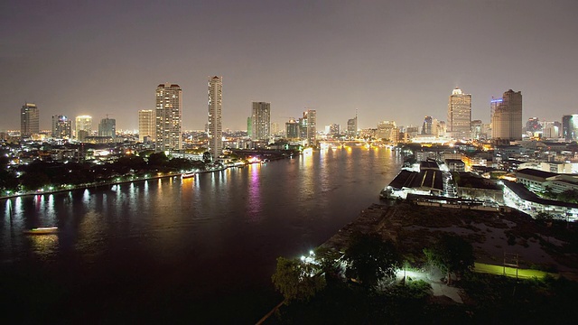 曼谷和湄南河(泰国曼谷)的WS T/L白天到晚上的转换视频素材