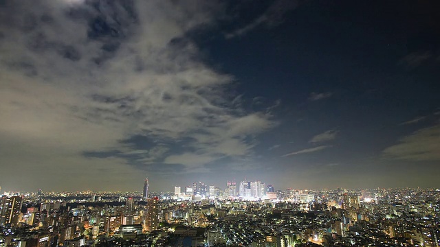 日本东京新宿商业、购物和娱乐区上空乌云密布视频素材
