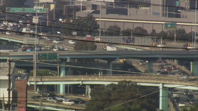 美国加利福尼亚州旧金山市多个坡道上的WS HA高速公路交通视频素材