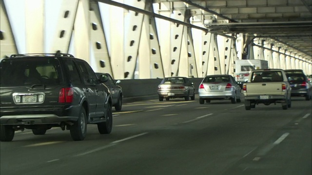 在美国加州旧金山的海湾大桥上行驶视频素材