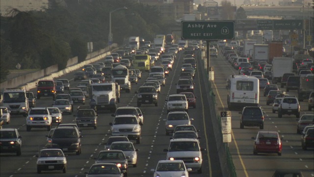 美国加州旧金山高速公路上交通拥堵视频素材