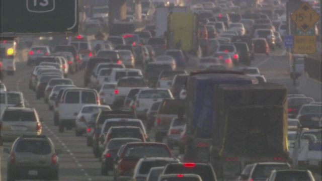 美国加州旧金山高速公路上交通拥堵视频素材