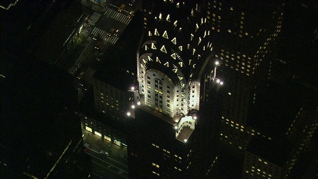 低空中照明克莱斯勒大厦夜间/纽约，美国纽约视频素材