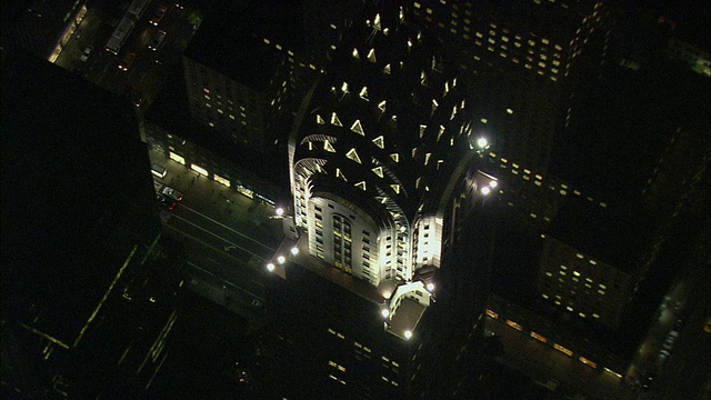 低空中照明克莱斯勒大厦夜间/纽约，美国纽约视频素材