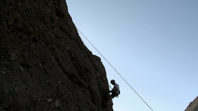 攀登者用绳索下降悬崖视频素材