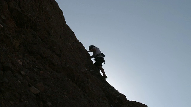 攀岩者攀登悬崖视频素材