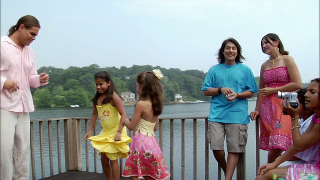男人和女孩跳萨尔萨舞在屋顶俯瞰湖在派对/新泽西视频素材