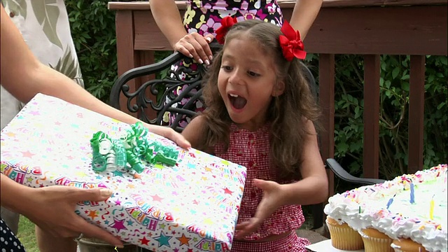一个女人在她的生日聚会上递给女孩礼物/新泽西视频下载