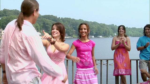 女孩打断夫妇萨尔萨舞和跳舞的男人在屋顶俯瞰湖在派对/人们看在背景/新泽西视频素材