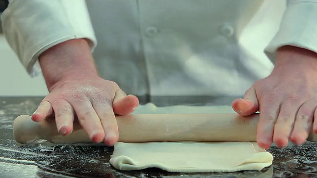 厨师用擀面杖擀面皮视频素材