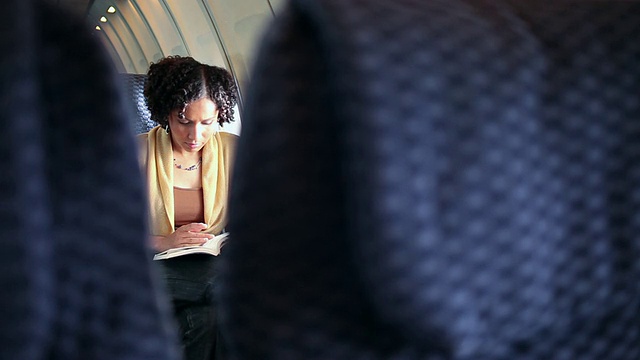 年轻的非裔美国人坐在飞机上视频素材