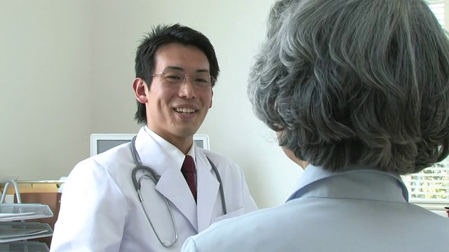 医生在会诊室与病人交谈视频素材