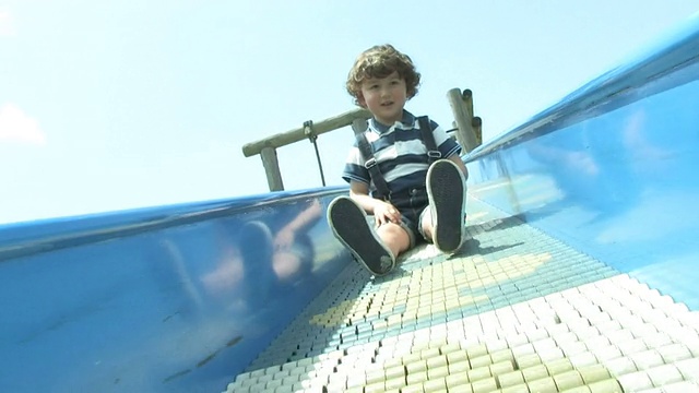 男孩在玩滑梯视频下载