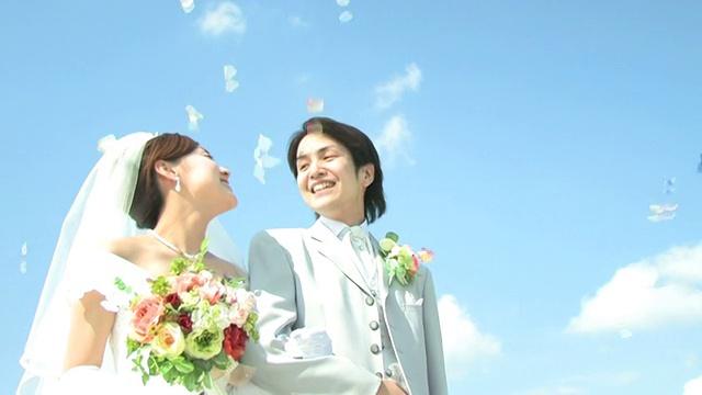 新郎和新娘在花瓣淋浴视频下载