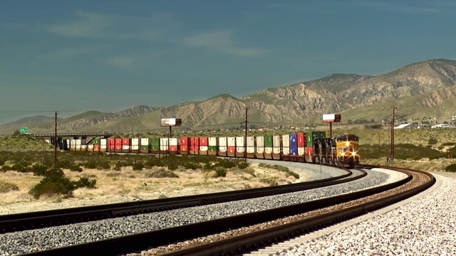美国加州棕榈泉的货运列车，背景是山视频下载