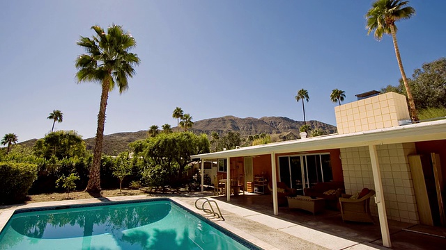 游泳池和后院的牧场风格的家/棕榈泉，美国加州视频素材