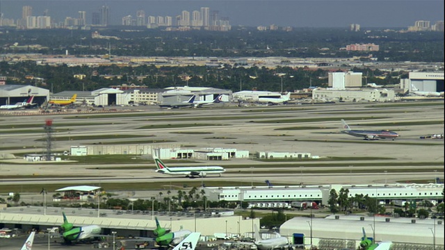 飞机在美国佛罗里达州迈阿密国际机场降落视频下载