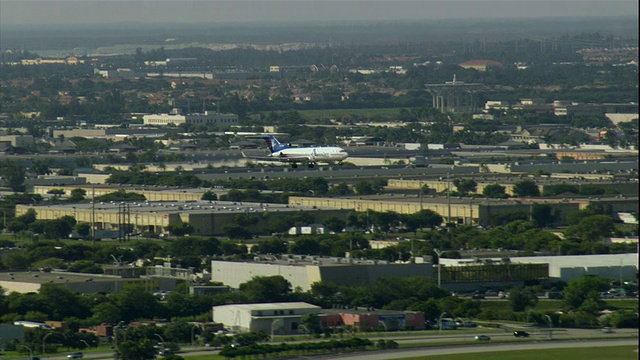在美国佛罗里达州迈阿密国际机场降落的飞机视图视频下载