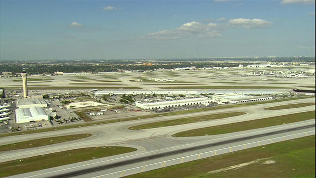 WS ZI POV飞机鸟瞰图迈阿密国际机场在市中心/迈阿密，佛罗里达，美国视频下载