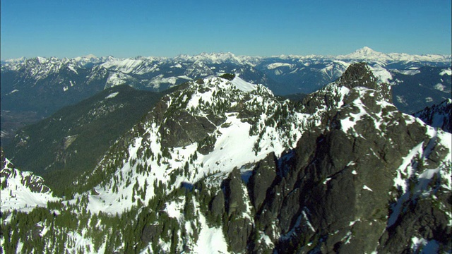 瀑布山脉的WS POV鸟瞰图/华盛顿，美国视频下载