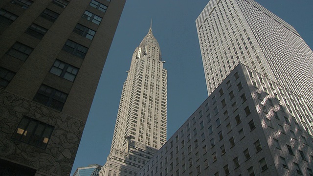 美国纽约市，蓝天下的WS LA克莱斯勒大厦视频下载