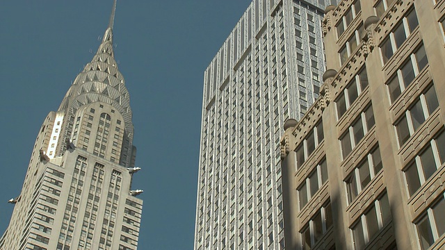 美国纽约，蓝天下的高楼大厦，包括克莱斯勒大厦视频下载