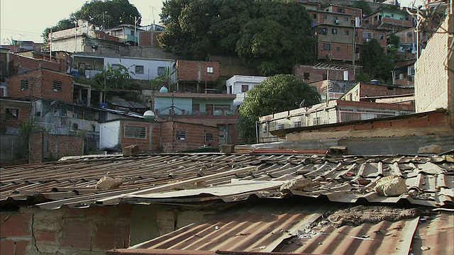 委内瑞拉，米兰达，佩塔雷/加拉加斯，集中住宅的生锈的锡屋顶视频素材