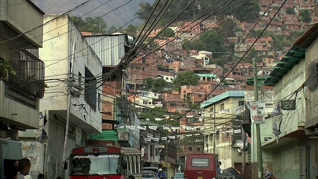 委内瑞拉，米兰达，佩塔雷/加拉加斯，山坡上密集的房屋视频素材