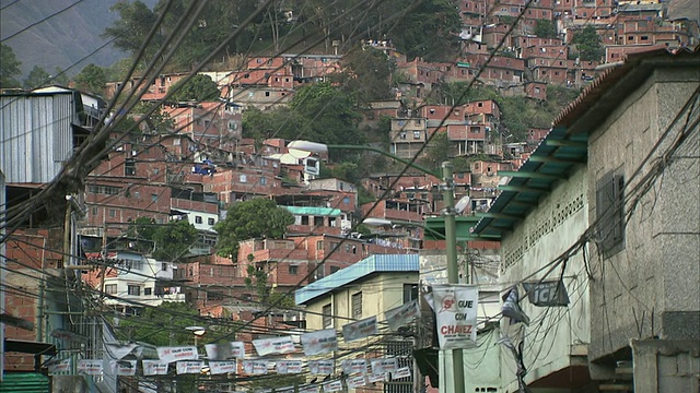 委内瑞拉，米兰达，佩塔雷/加拉加斯，人口密集的贫困地区街道上的垃圾视频素材