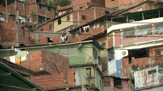 WS LA TU，委内瑞拉，米兰达，佩塔雷/加拉加斯，山坡上密集的房屋视频素材