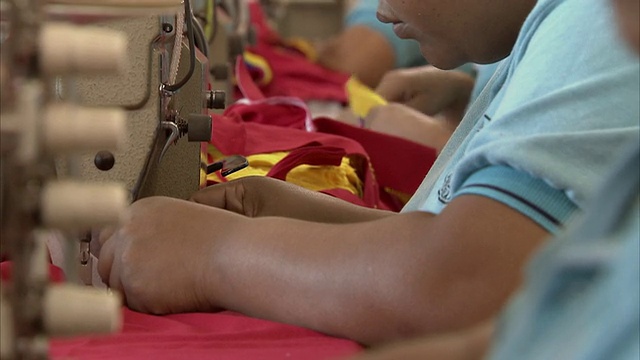 委内瑞拉Zulia Cabimas纺织厂缝纫机旁的一排工人视频下载