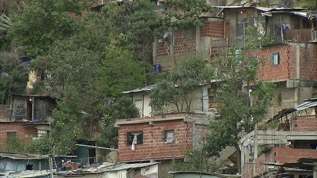 委内瑞拉米兰达，佩塔雷/加拉加斯的山坡上的贫民窟建筑视频素材