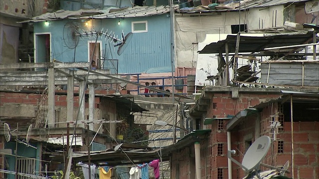 委内瑞拉米兰达加拉加斯佩塔雷山坡上的贫民窟建筑视频素材