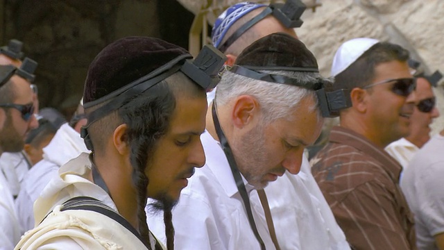 犹太教正统派犹太人在以色列耶路撒冷的哭墙祈祷视频下载
