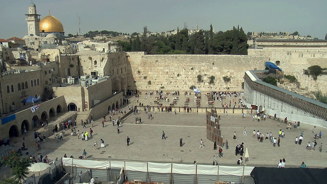 游客和朝圣者在西墙/耶路撒冷，以色列视频素材