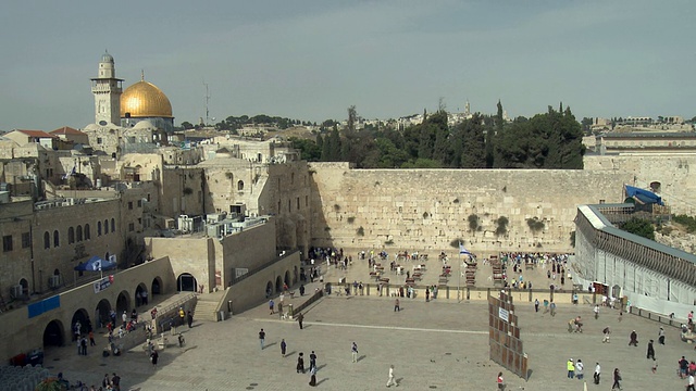 游客和朝圣者在西墙/耶路撒冷，以色列视频素材
